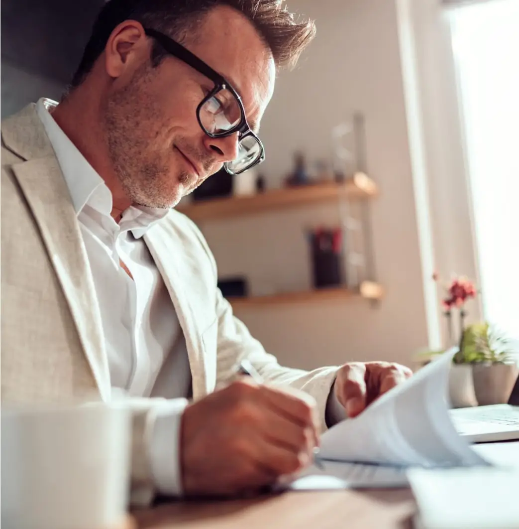 KIA Services. Inspector revisando auditoría y cumplimiento fiscal DIAN